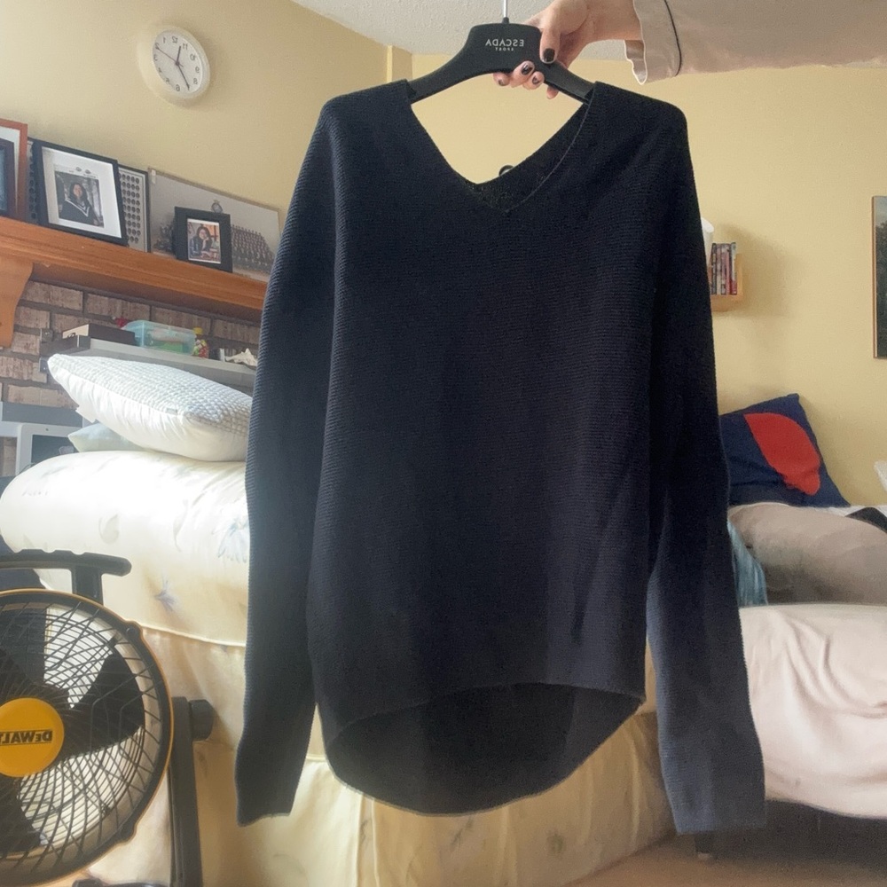 Black V neck knit sweater S: L